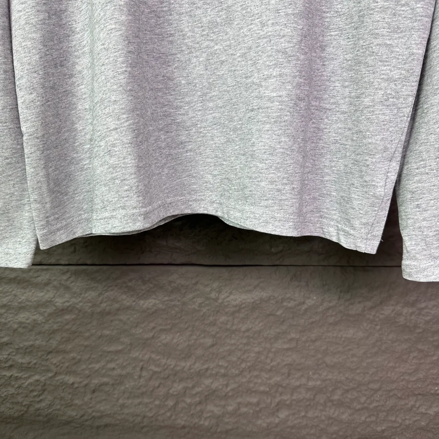 P180 Ralph Lauren 2025 new classic embroidered logo couple's style long-sleeved T-shirt 🔥High version🔥High version🔥 Original fabric Digital direct printing technology Same style as Internet celebrity star High version High quality😘😘 The fabric is made of 280g pure cotton fabric. It feels super comfortable, fashionable and individual. A long-sleeved T-shirt that is super versatile and good-looking. It is very suitable for both men and women. It is a must-have for everyone. Packaging and tags Collar label washed wheat complete 👍 Color: Gray Size: S-XL